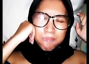 Jilbab kacamata dipejuhin