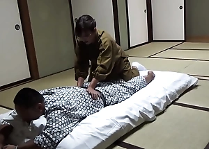 Seducing a waitress who came to lay out a futon at a hot spring motor hotel and had sex to her the whole thing was secretly adulterated out of reach of camera in the room