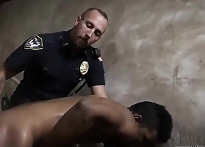 Gay male cop manacled sex movie Suss out on the Run, Gets Abysm Dick