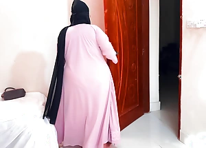 Arab Stepmom Move along office & takes gone hijab & burqa & rests on bed Then stepson kittles their way Pussy & helps their way back away from - Sexual connection